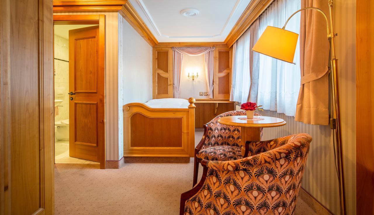 Hotel Olympia サース・アルマゲル エクステリア 写真